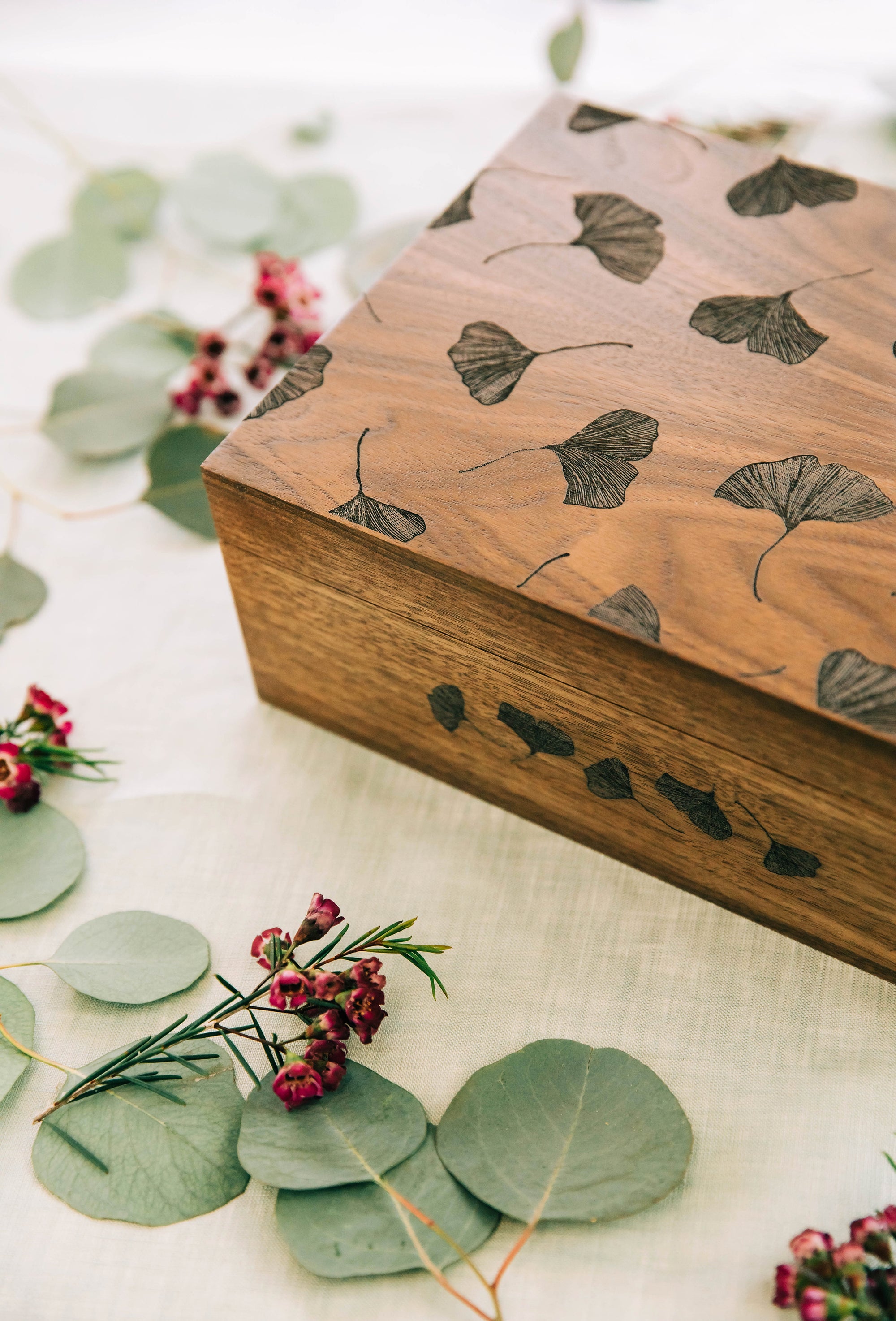 ナチュラルネイビー Floral Heart Wooden Memory Box for Wedding Anniversary  [Personalized Custom Keepsake Box for New Baby, Mother's Day Gift for Mom,  Made in the USA]