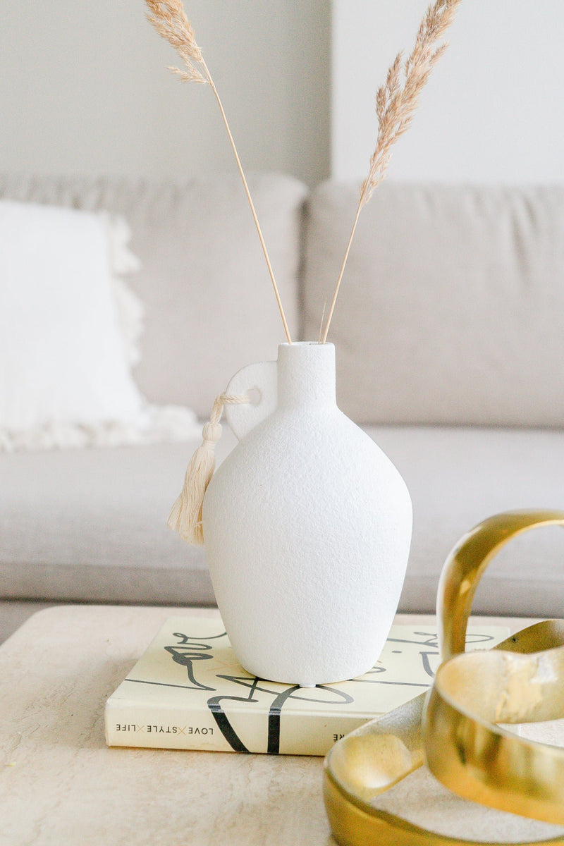 Vase RUNA mit Quaste in weiß - Wild Daisy Interior