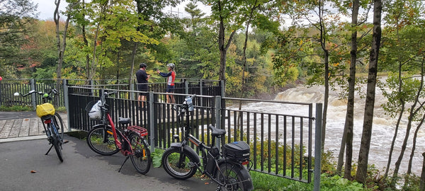 cyclistes au bord d'une chute