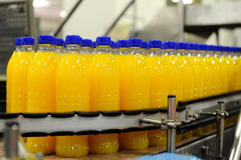 bouteilles de jus d'orange dans une usine