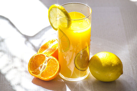 Citron et limonade sur une table