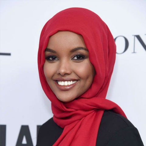 Modelo musulmana con Hijab Rojo