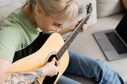 7 Tips to Stay Motivated While Learning Guitar Online