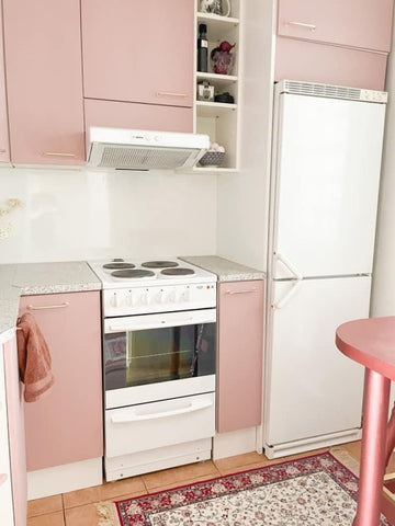 Vaaleanpunainen maalattu keittiö Frenchic Paint Finalnd.