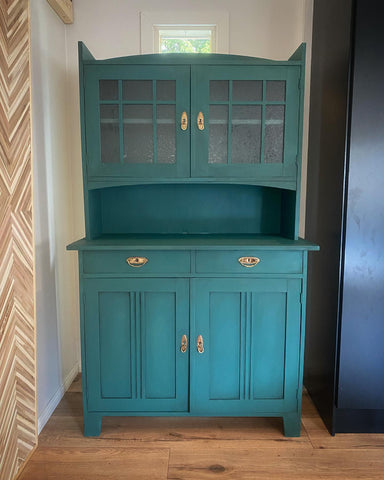 Green display cabinet Frenchic Paint Finland Victory Lane 1.