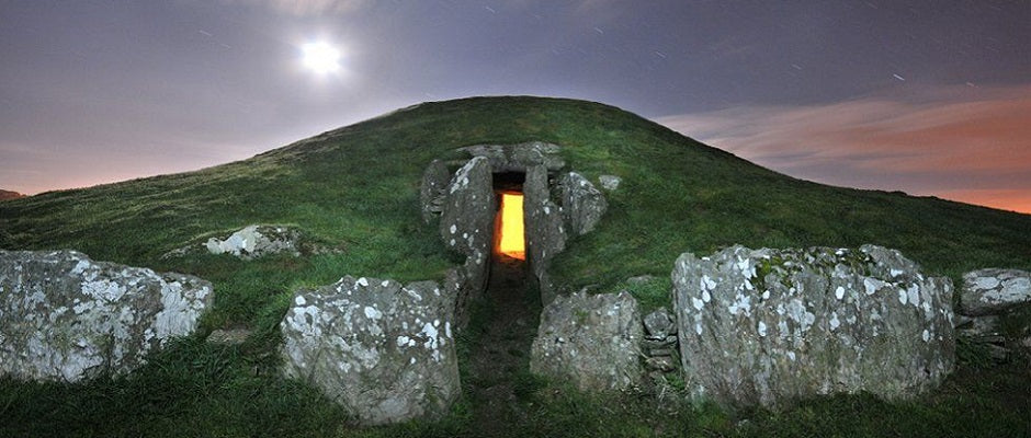 Bryn Celli Ddu Burial Chamber - Summer Solstice Celebratins in Wales