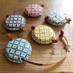 Beautiful tape measures using Yuzen leather which has been dyed using traditional Japanese dyeing methods. By using special dyes which bring out the unevenness of the leather surface, users can enjoy the unique expression of each piece of leather.