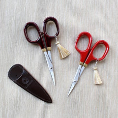 Small scissors, decorated with lacquer that give off a smooth lustre. The reservoir coating is a vermillion-coloured lacquer with transparent lacquer overlaid, and features a clear lustre and depth.