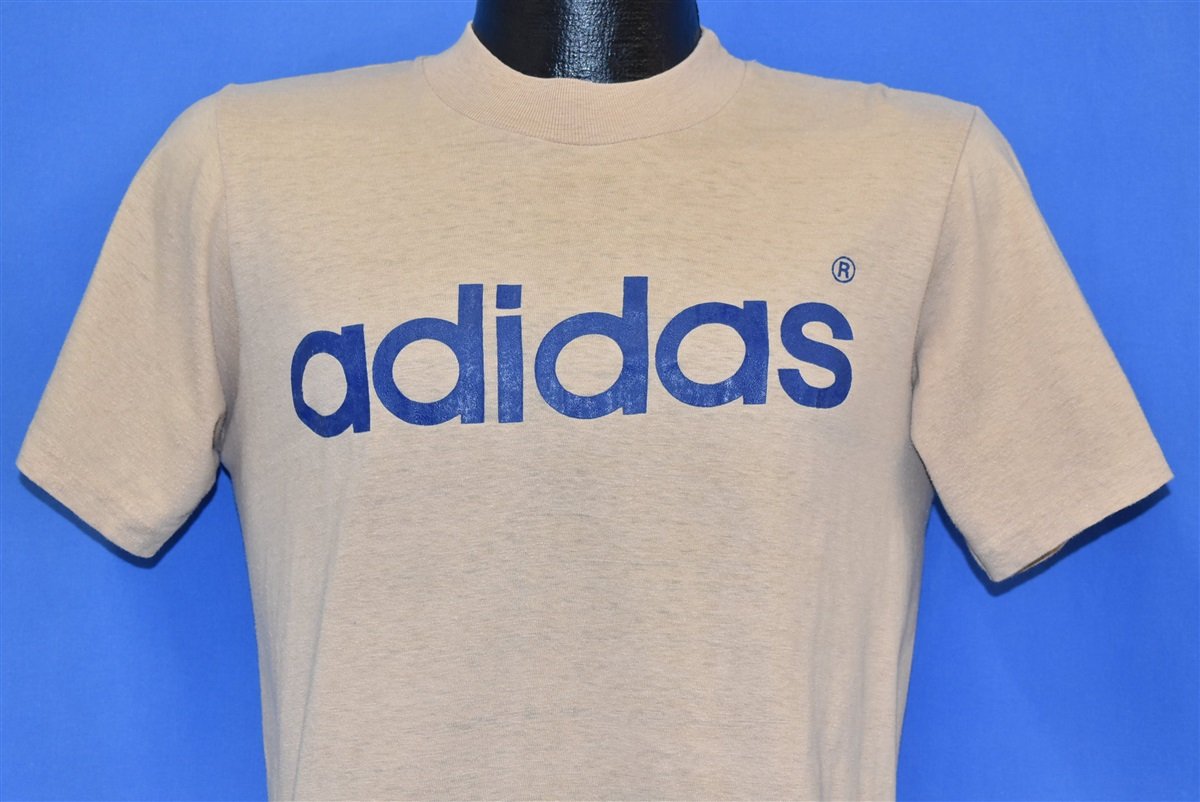 Ledsager salon cirkulære 70s Adidas Spell Out Logo Beige t-shirt Small - The Captains Vintage