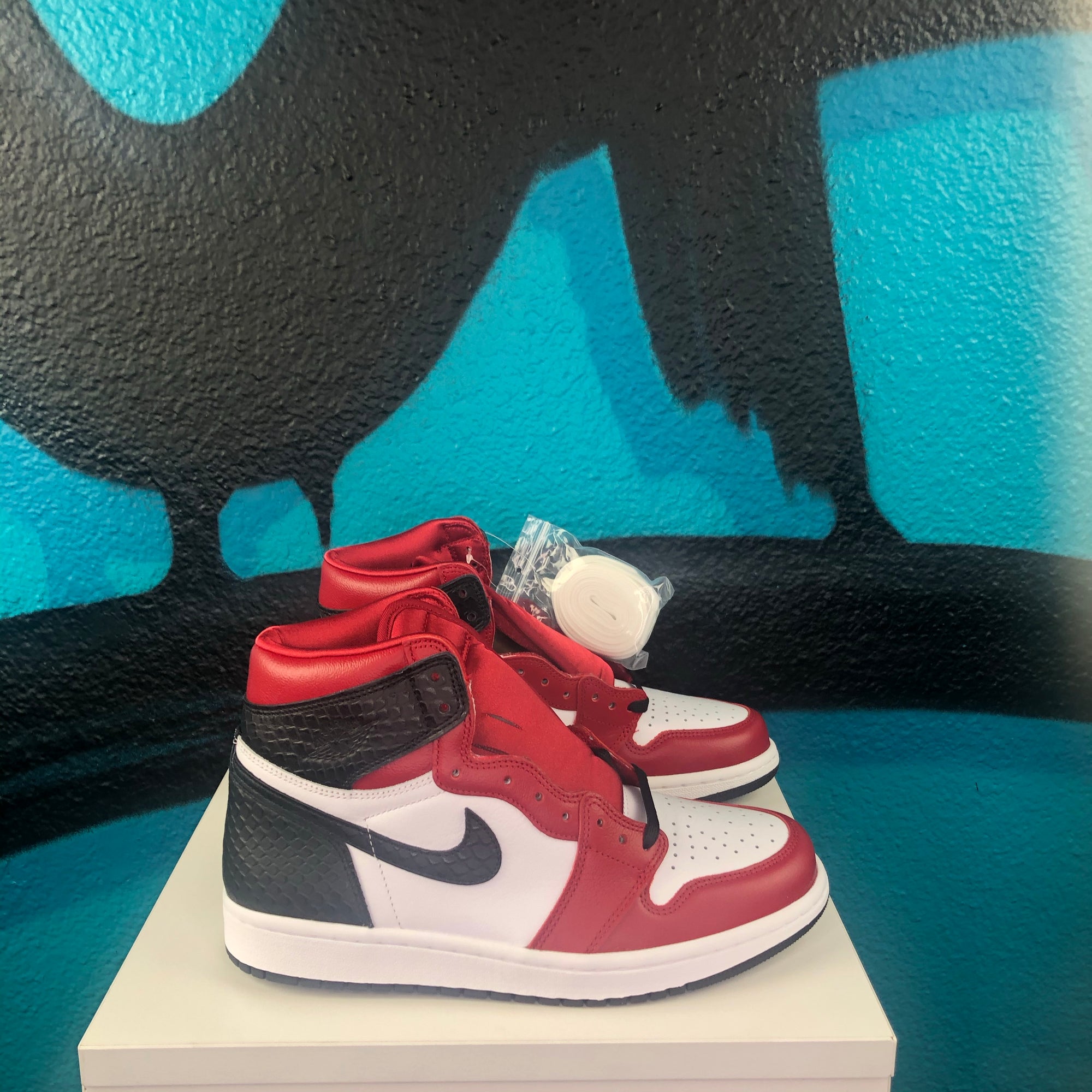 jordan 1 wmns satin black toe