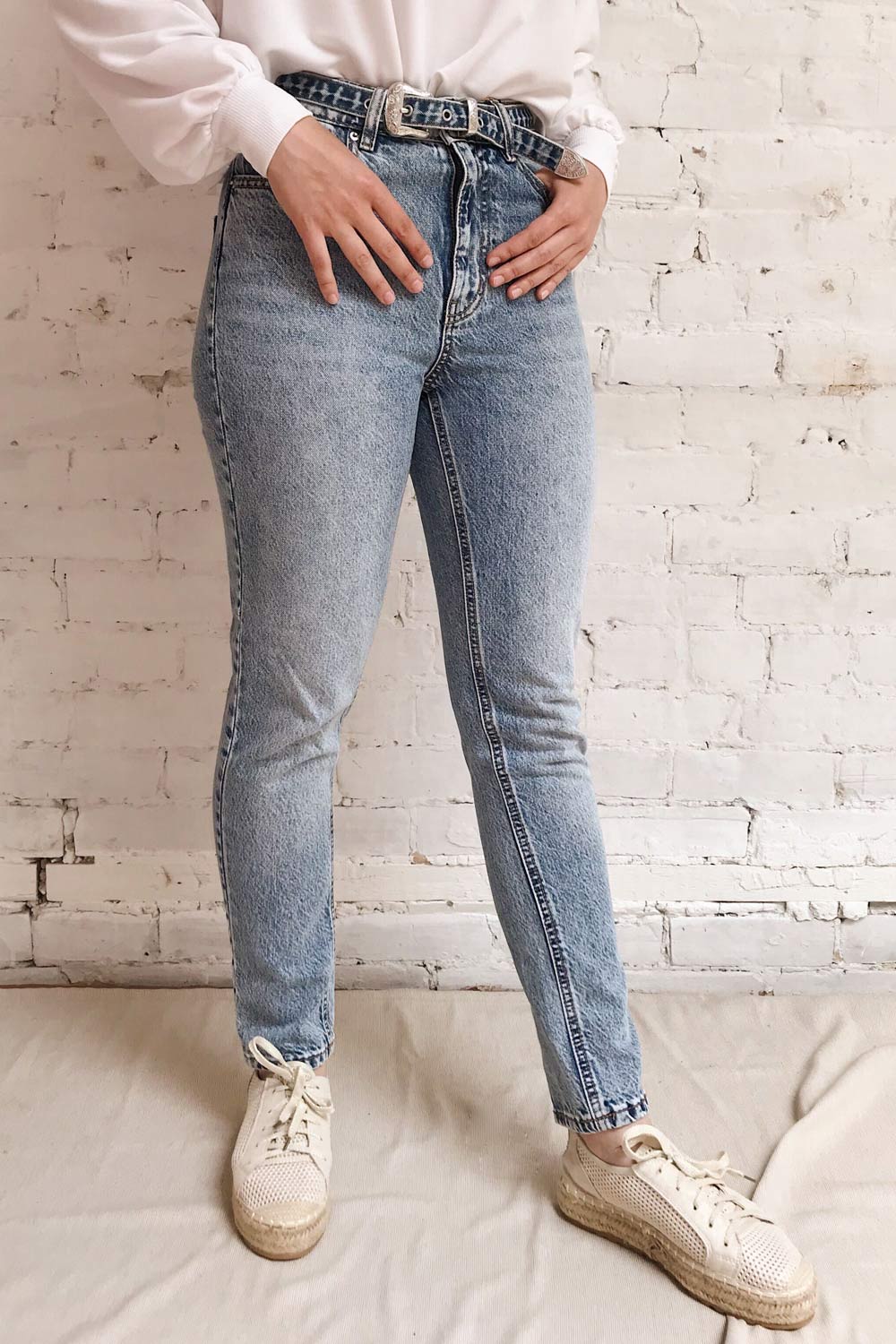 Ceyras Washed Blue High Waist Jeans w/ Belt | La petite garçonne