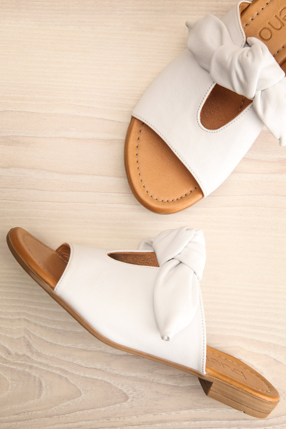 Ebelmen White Slip-On Sandals w/ Bow 