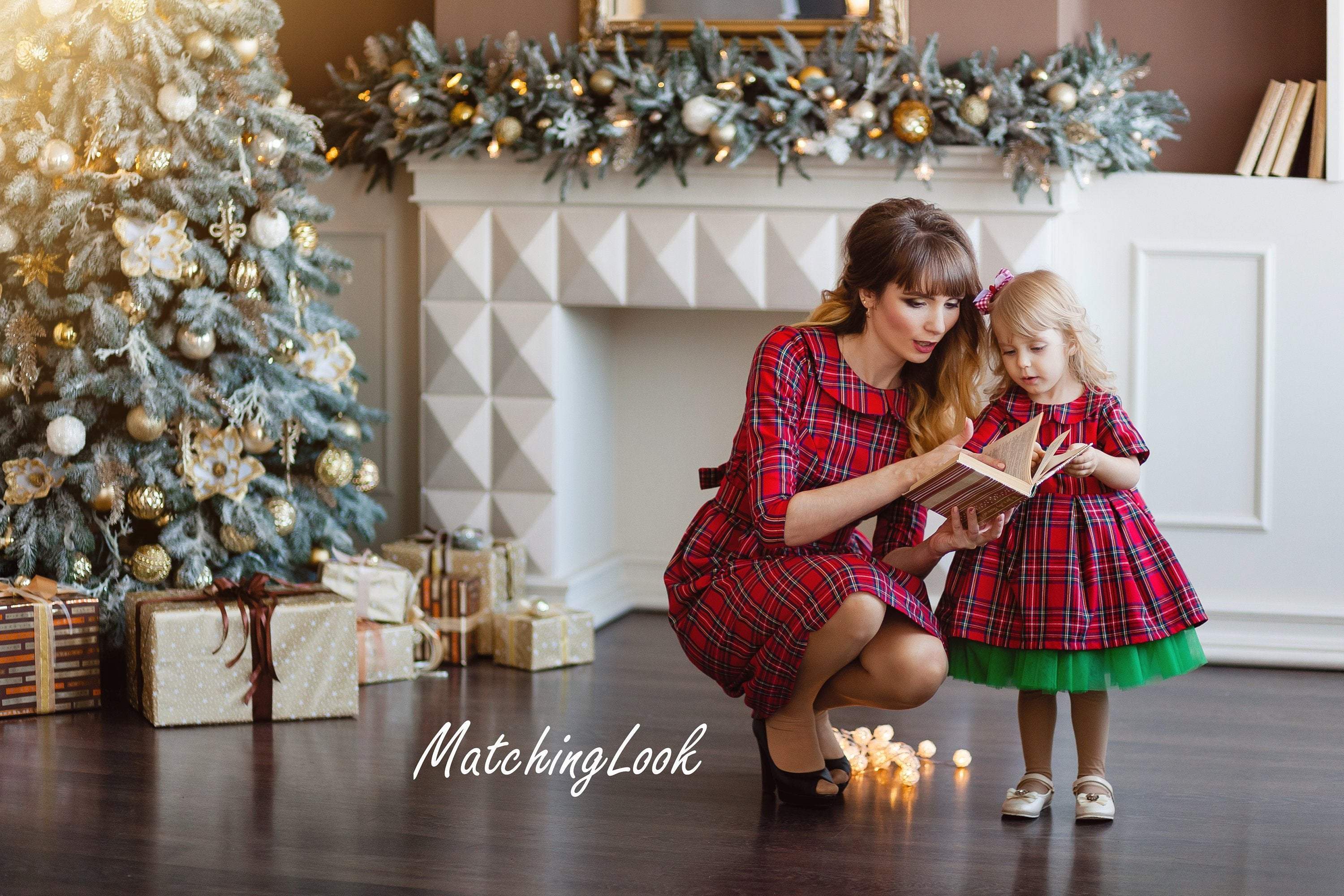 mom and daughter matching holiday outfits