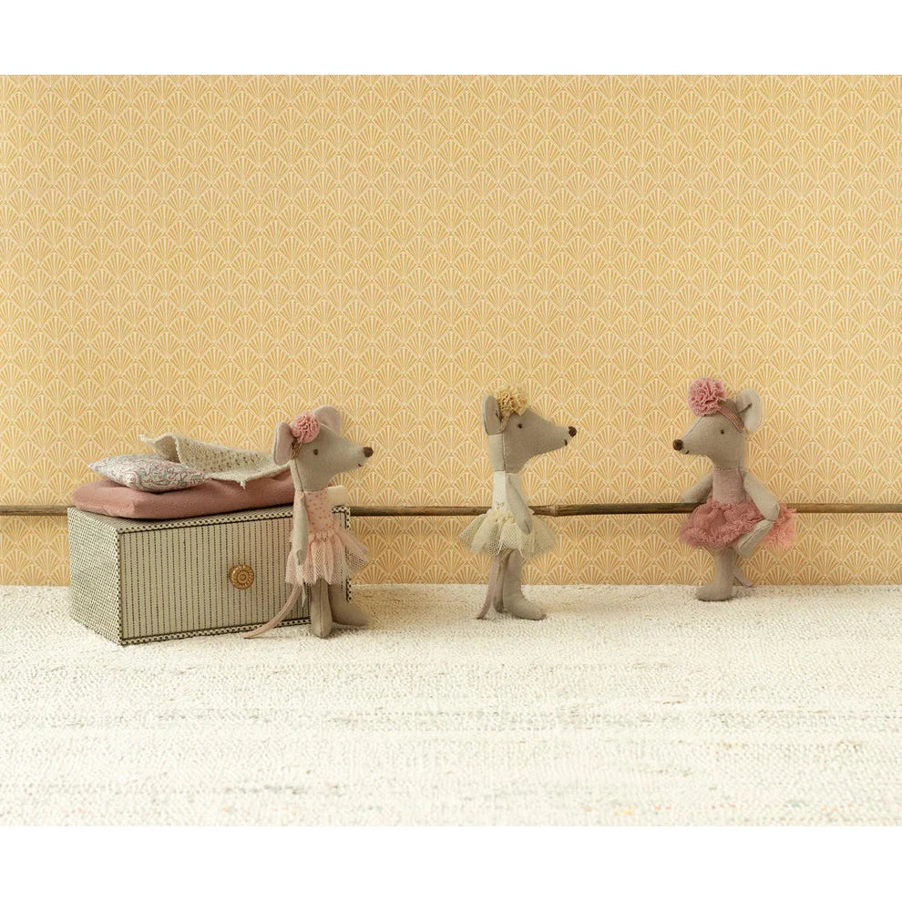 Maileg dance mouse little sister in daybed