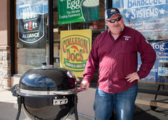 Randy Robinett aux commandes du Big Green Egg jeudi sur Pitmaster