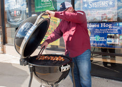Randy Robinett cuisine sur le Big Green Egg