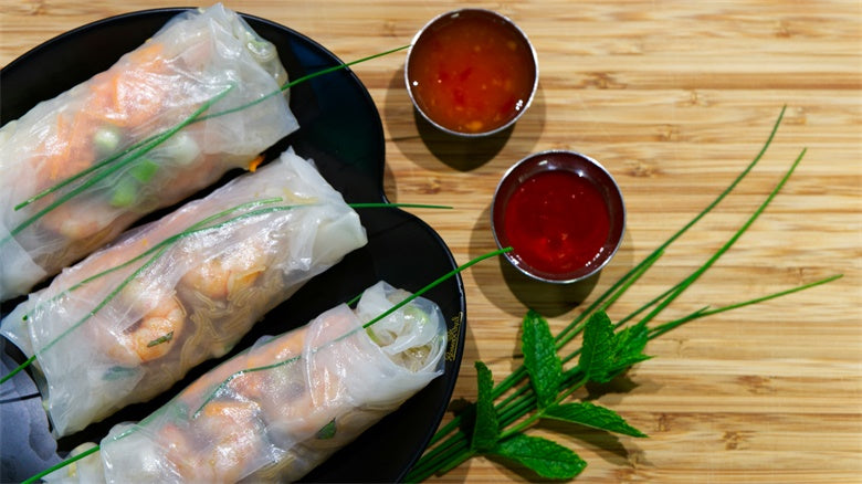 Vietnamese Spring Roll with chilli sauce