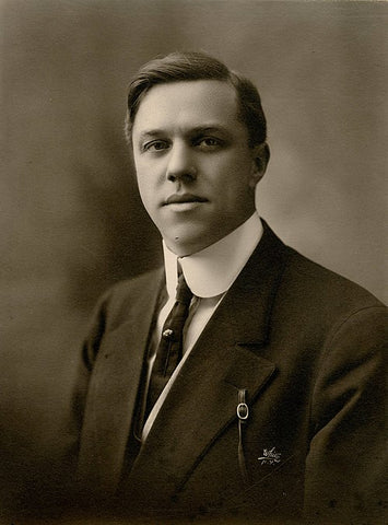A man wearing a turn-down collar, USA, 1910