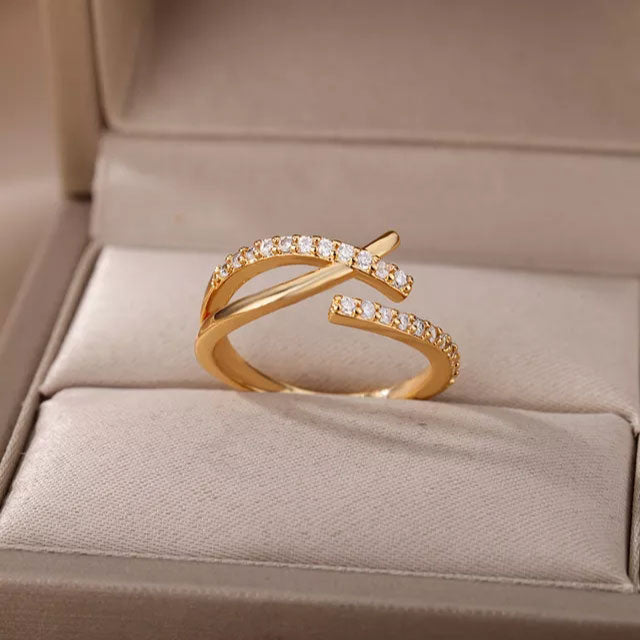 Se Unique Zirkonia Ring 18K Guldbelagt hos Callisto Jewellery