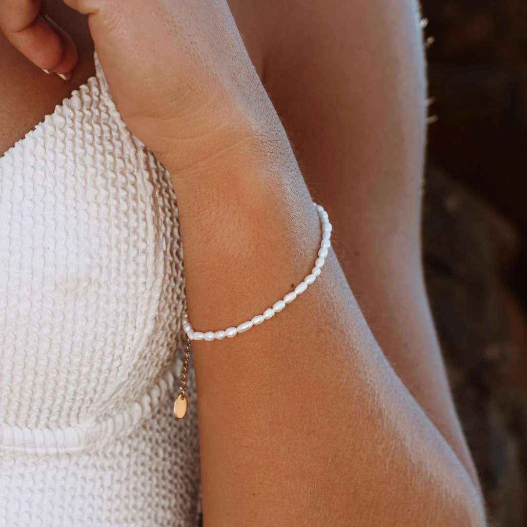 Se Minimalist Perle Armbånd 4mm 18K Guldbelagt hos Callisto Jewellery