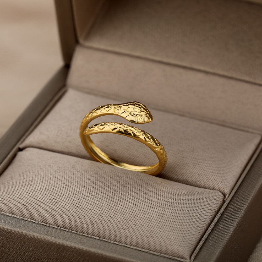 Se Small Texture Snake Ring 18K Guldbelagt hos Callisto Jewellery