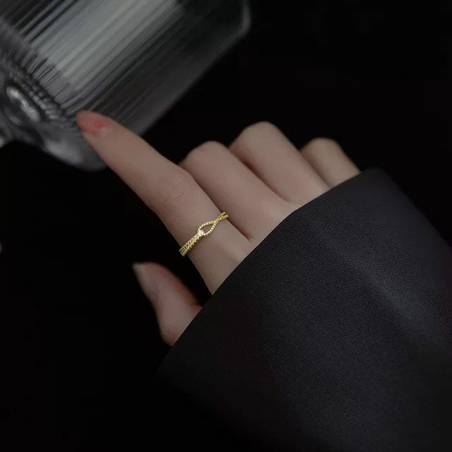 Se Elegant Zirkonia Ring 925 Sølv 18K Guldbelagt hos Callisto Jewellery