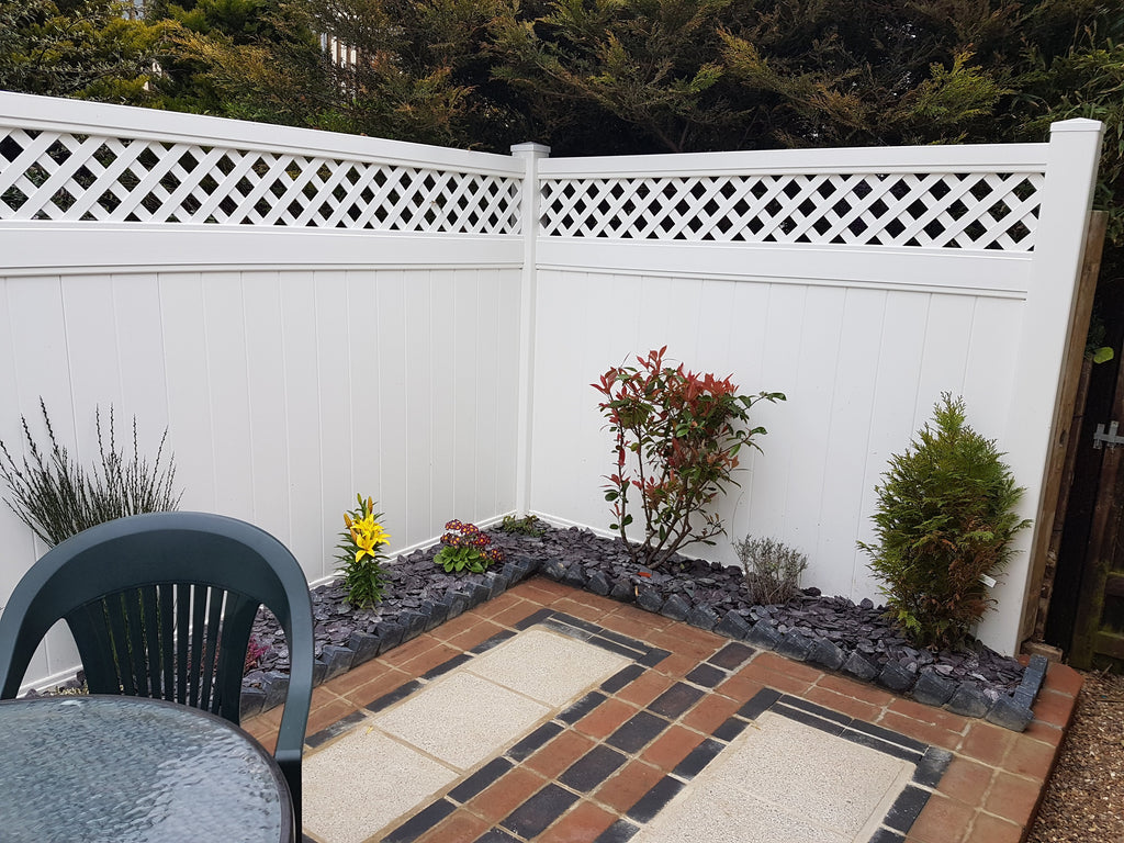 This photo features a semi-privacy fence with lattice surrounded by a beautiful and cozy back-garden. The fence enhances privacy while allowing glimpses of the vibrant foliage, creating a harmonious blend of seclusion and natural beauty.