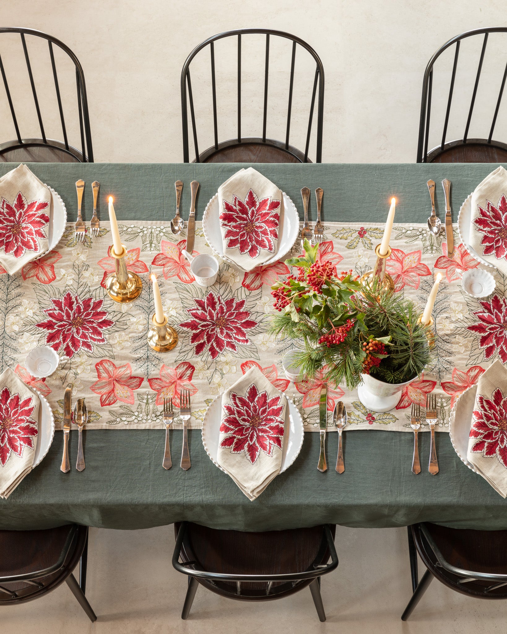 https://cdn.shopify.com/s/files/1/0182/2716/7316/products/coral_and_tusk_christmas-tablelinens_2048x.jpg?v=1627061591