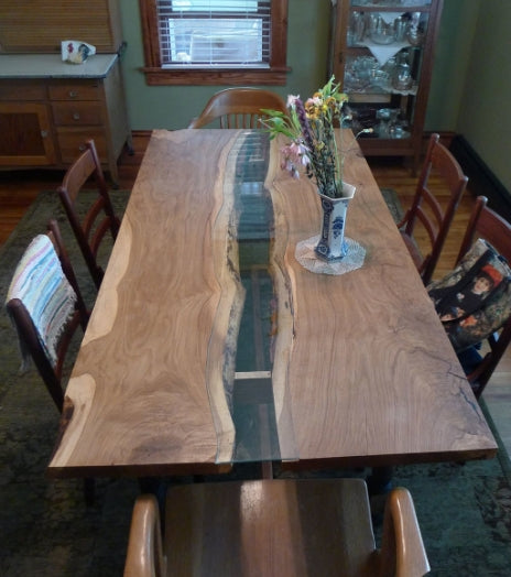 A completed river table with clear epoxy in the middle. 