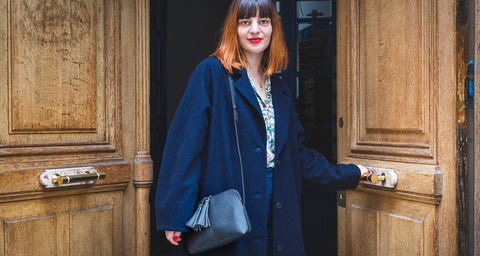 photo de femme avec un sac vegan et un manteau noir