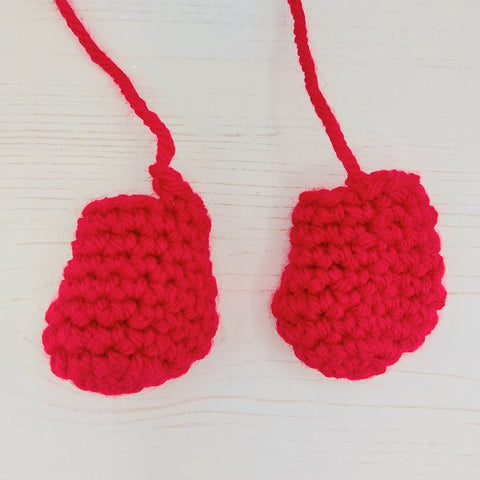 1.	This image shows 2 items of crochet, the one on the left has been finished without a slip stitch, and the one on the right has been finished with a slip stitch to give a much neater edge.