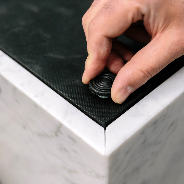 Menu Odkládací stolek Plinth Cubic, Black Marble - DESIGNSPOT