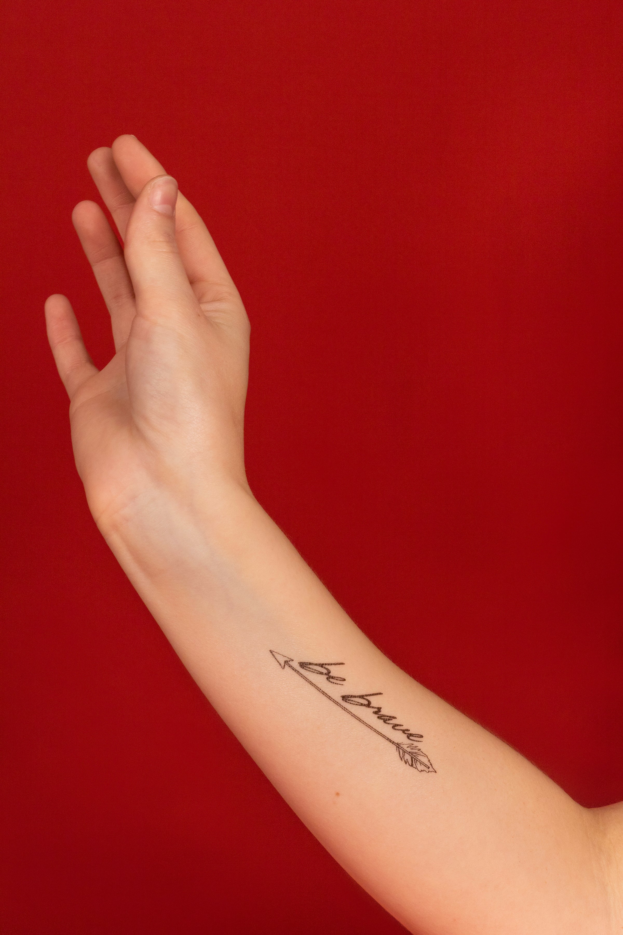 Tatuagem Be strong and brave usando o estilo de letra Before the Rain  Regular  Tatuagem de valente Tatuagens fortes Tatuagem de namorados