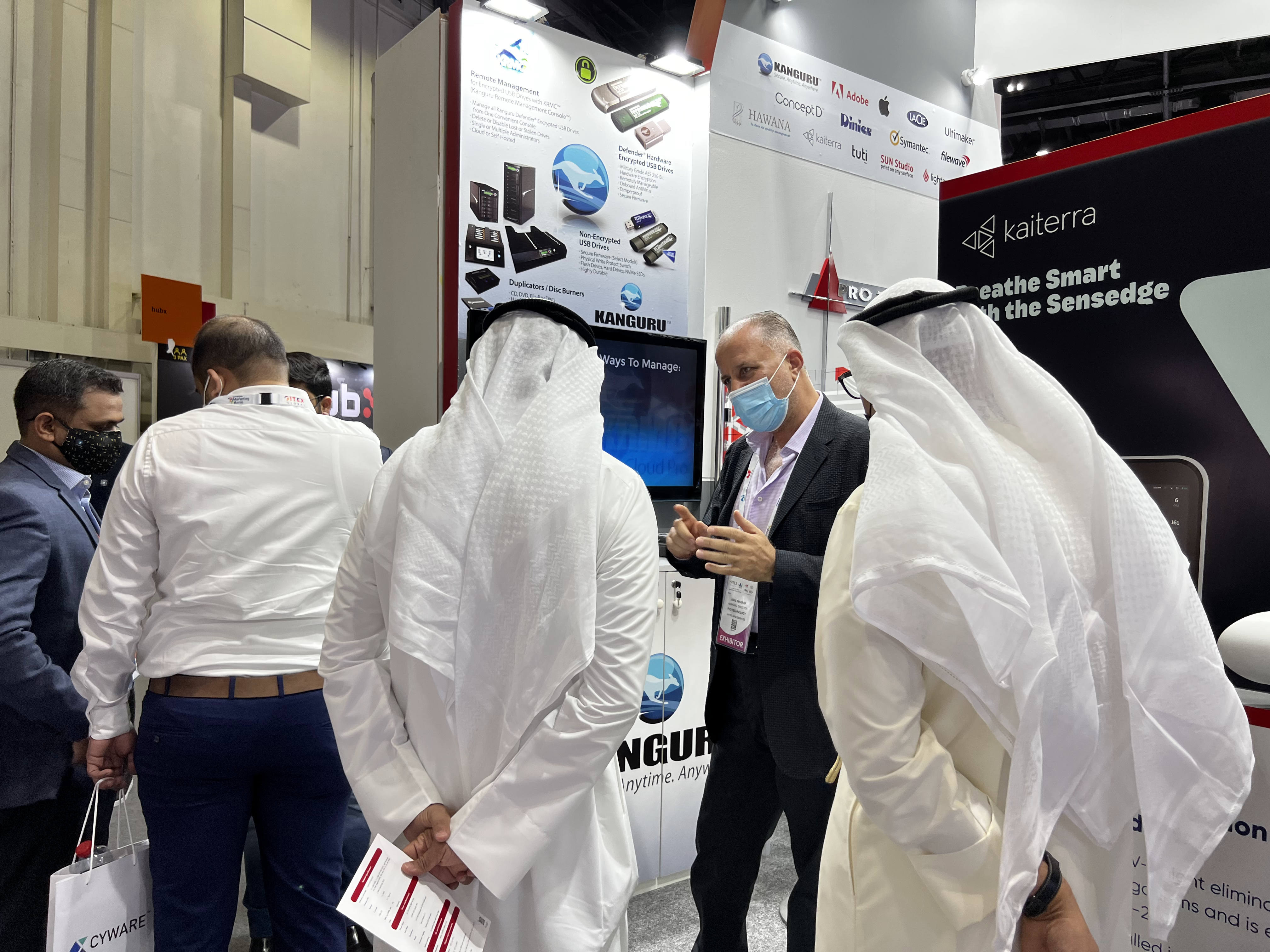 Kunden besuchen Kanguru | PRO TECHnology-Ausstellung auf der GITEX 2021 in Dubai