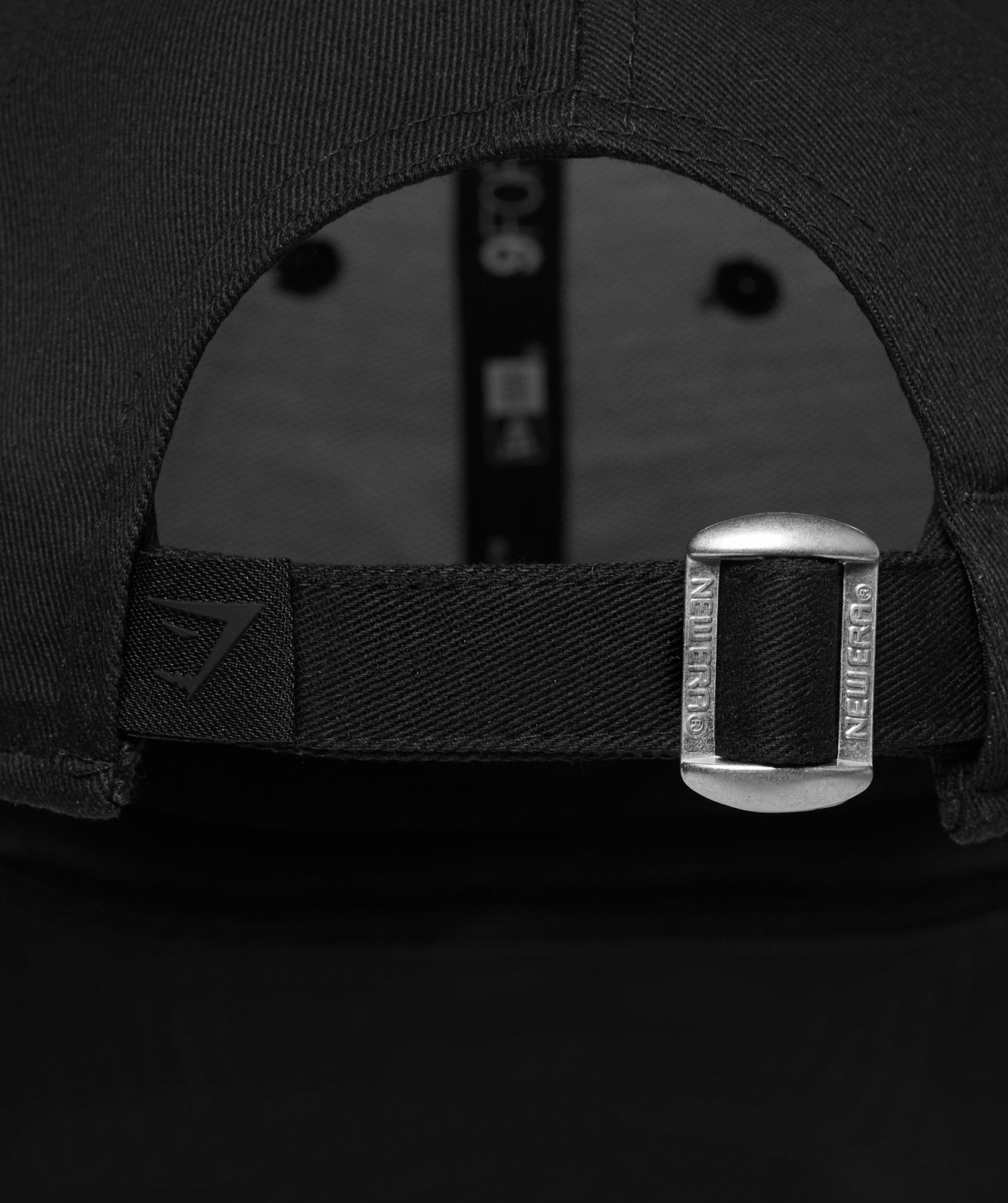 New Era 9FORTY Adjustable in Black/White - view 5