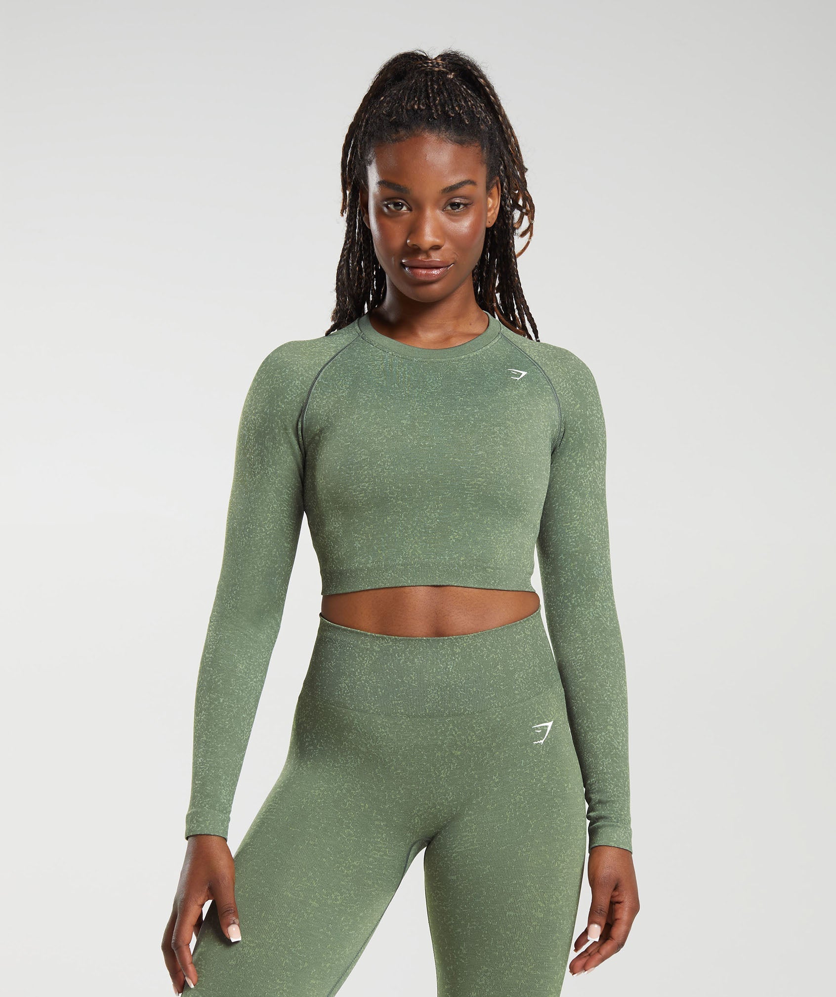 Adapt Fleck Seamless Long Sleeve Crop Top in Dusk Green/Light Sage Green ist nicht auf Lager