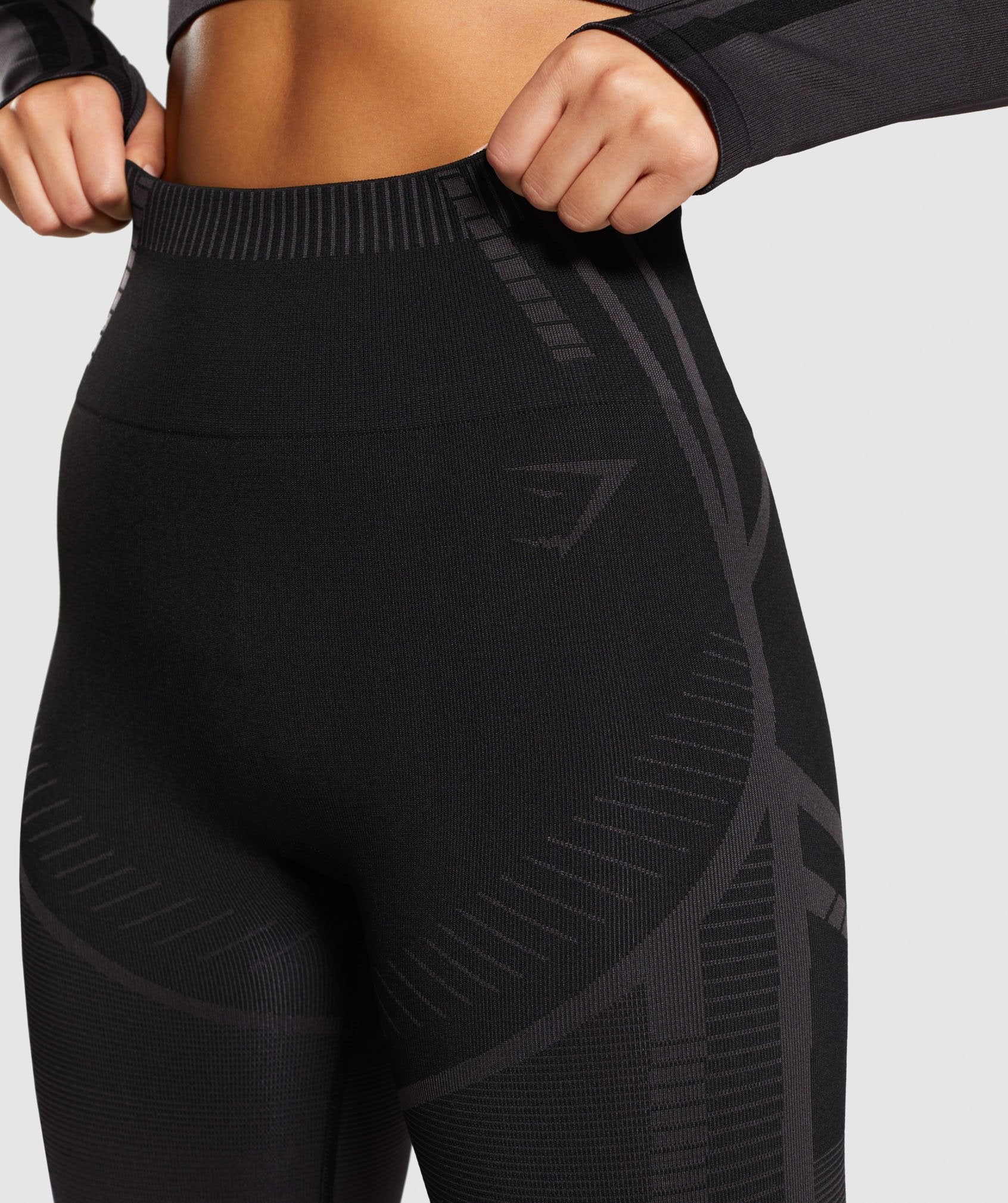 Geo Seamless Cropped Leggings in Black