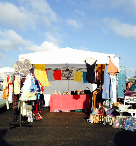 Candy dit un stand au vide-grenier de voitures classiques