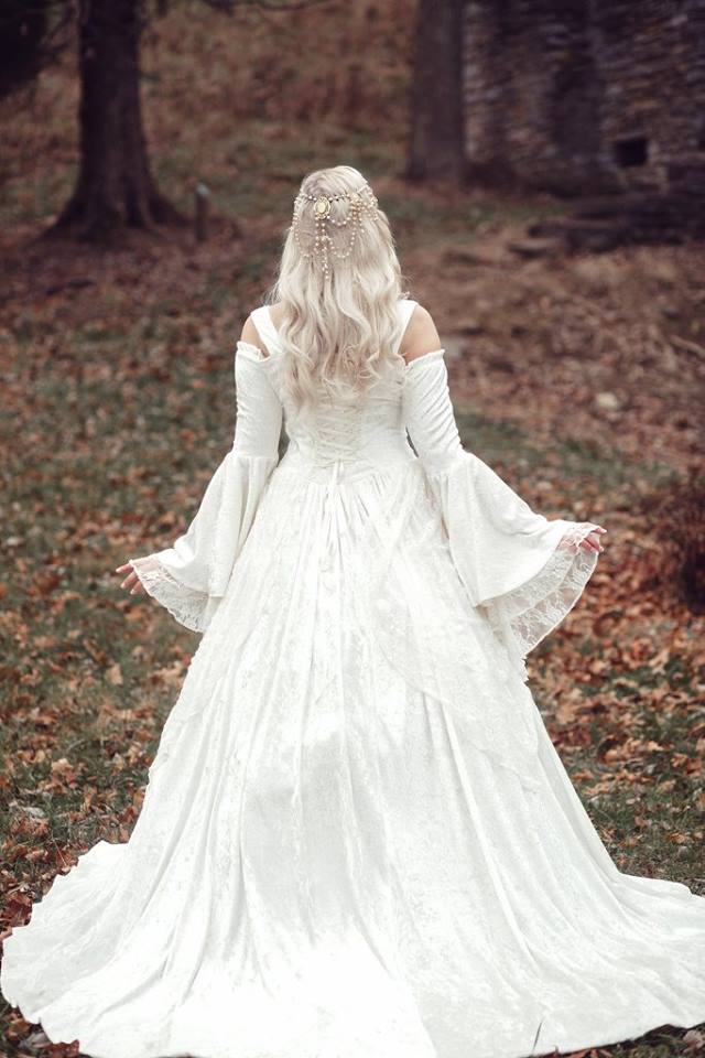 Gwendolyn Medieval Velvet and Lace Gown – Romantic Threads
