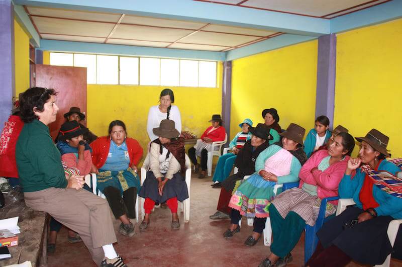 picture of women in peru