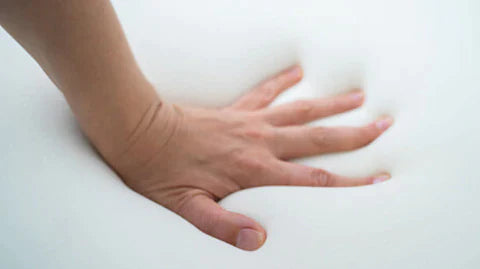 Una vista en primer plano de una mano en una espuma blanca