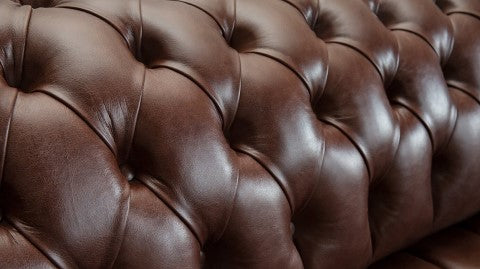 Vista en Primer Plano del Diseño de Cuero de un Lujoso Sofá Loveseat Chesterfield de Cuero Top Grain Parma de 64", color Dark Chocolate, con Marco de Madera y Clavos de Bronce.