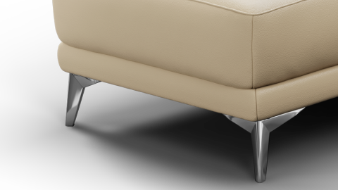 Vista cercana de las patas de acero en el lado derecho de un lujoso sofá seccional de cuero de primera calidad Pista con chaise en el lado derecho.