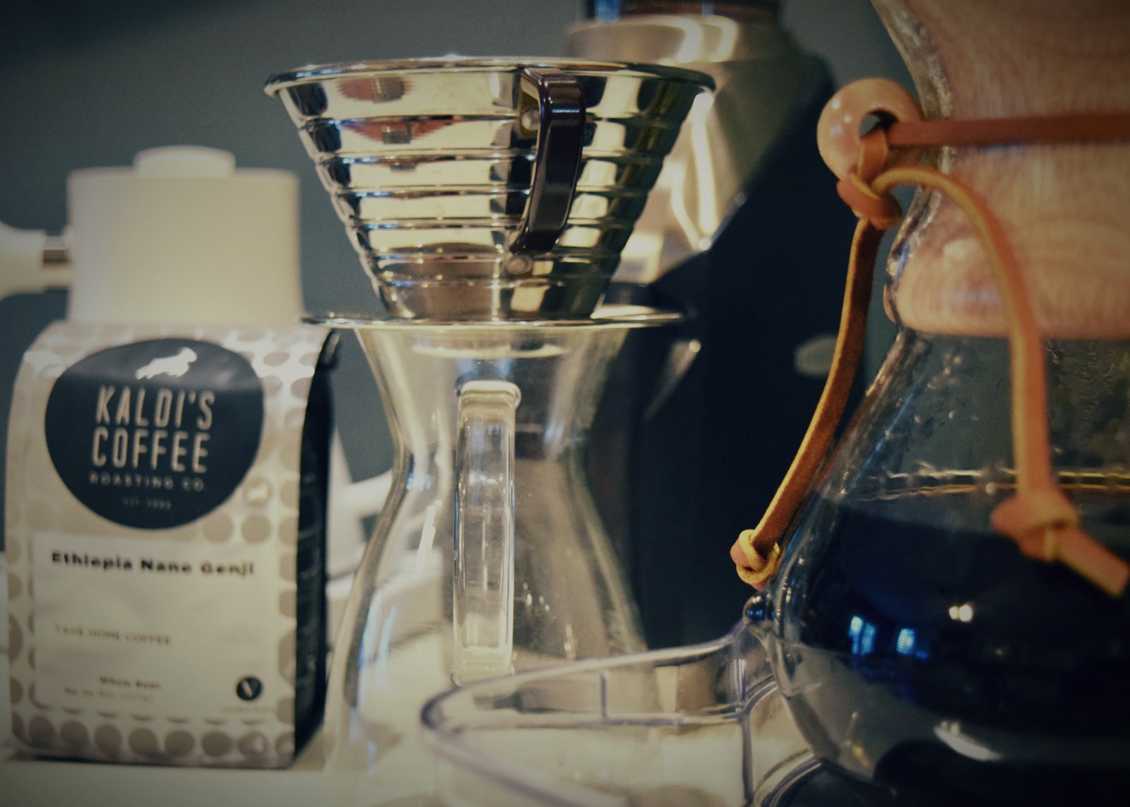 A Kalita Wave 185 next to a Chemex