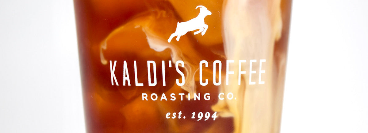 Kaldi's Coffee Cold Brew trong ly kem