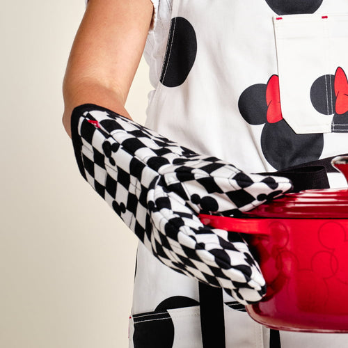 Minnie-Mouse-Oven-Mitt-Disney-Kitchen 