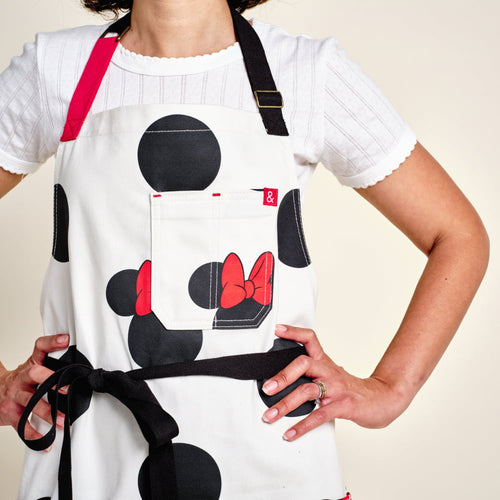 https://cdn.shopify.com/s/files/1/0187/0608/files/Disney-Minnie-Mouse-Essential-Apron-5_460c8f34-55e6-4cf4-ac3c-6833cc5b9aee_500x500.progressive.jpg?v=1698357511