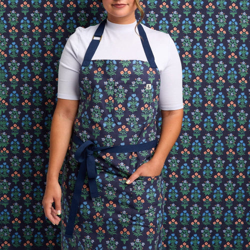 https://cdn.shopify.com/s/files/1/0187/0608/files/Rifle-Paper-Co-Mughal-Rose-Essential-Apron-1_500x500.progressive.jpg?v=1690485616