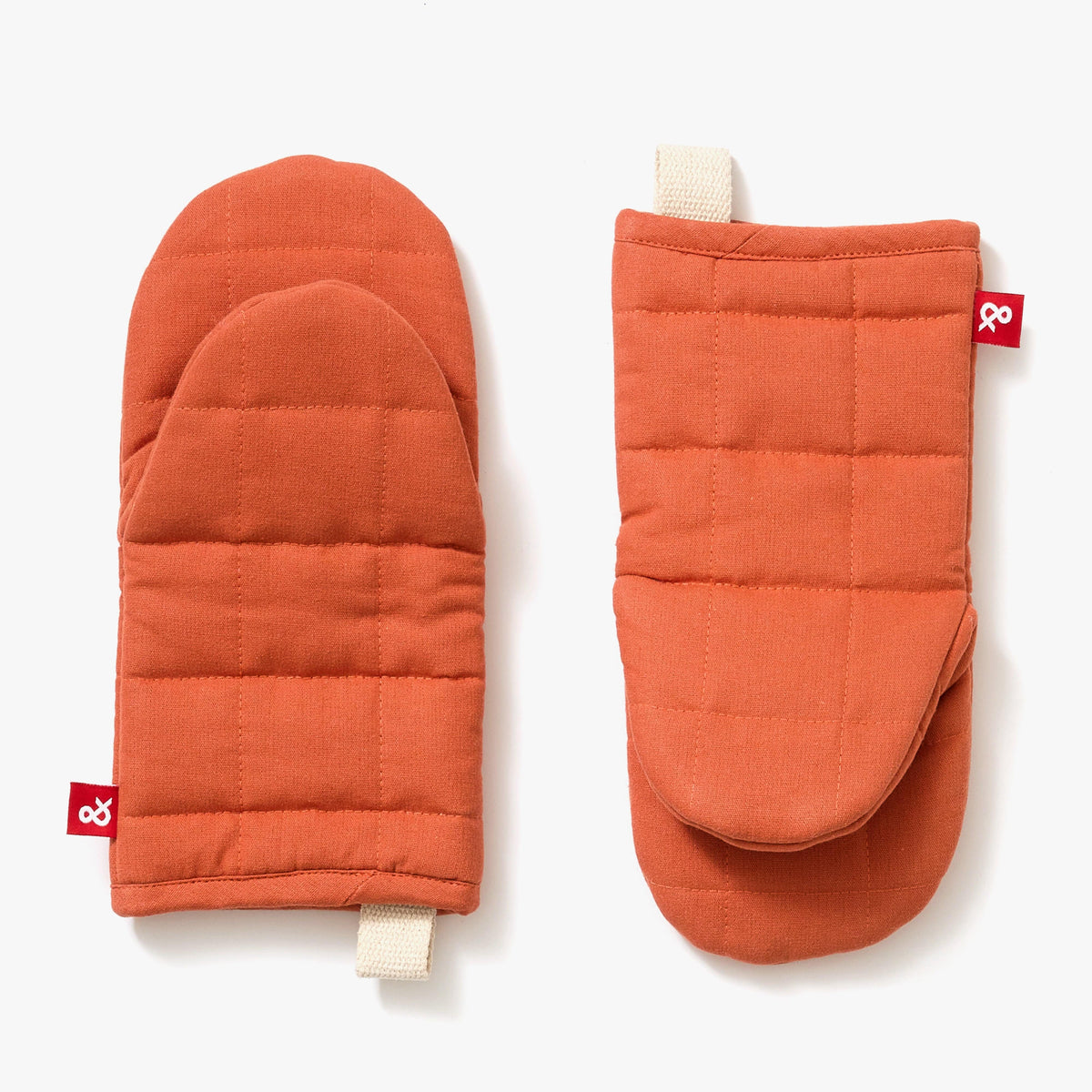 https://cdn.shopify.com/s/files/1/0187/0608/products/Red-Oven-Mitts-1_1200x1500.progressive.jpg?v=1666904025