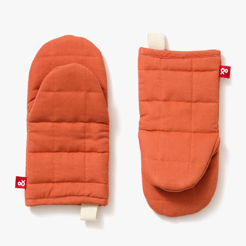 https://cdn.shopify.com/s/files/1/0187/0608/products/Red-Oven-Mitts-1_500x500.progressive.jpg?v=1666904025